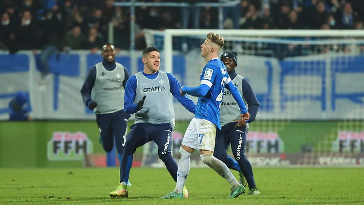 Tim Skarke trifft zum 3:2 und alle drehen durch.
