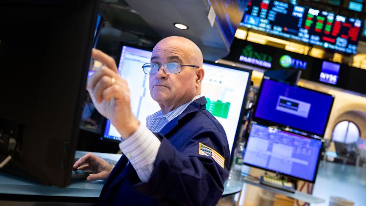 Auf die Stimmung schlugen vor allem die jüngsten Aussagen des US-Notenbankchef Jerome Powell, der für Mai eine Anhebung um einen halben Prozentpunkt signalisiert hatte. 