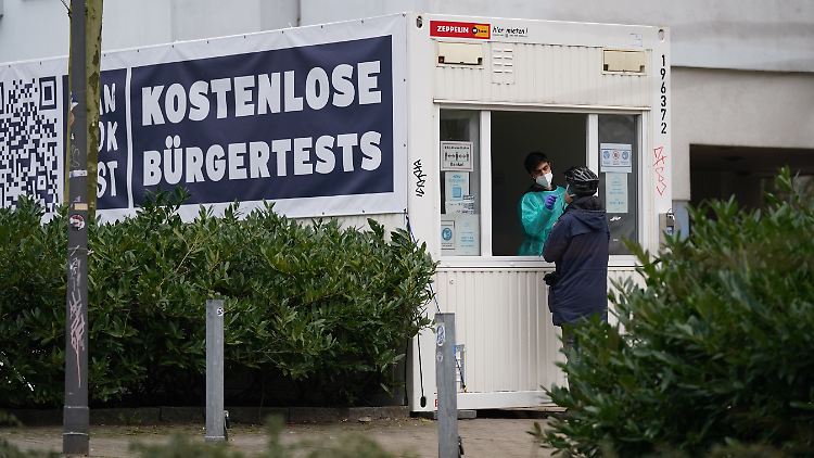 Wie das RKI unter Berufung auf Daten der Gesundheitsämter weiter mitteilte, lag die Zahl der gemeldeten Neuinfektionen binnen 24 Stunden bei 192.210.