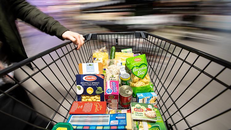 Schon ein kleiner Einkauf schlägt inzwischen mit deutlich höheren Summen zu Buche - Sonderangebote helfen sparen. 