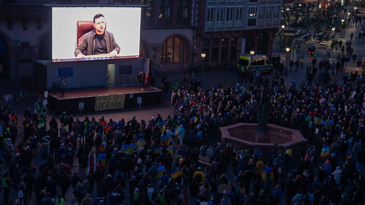 Der ukrainische Präsident Wolodymyr Selenskyj wandte sich in Ansprachen an Demonstranten in vielen europäischen Städten, wie etwa hier in Frankfurt am Main.