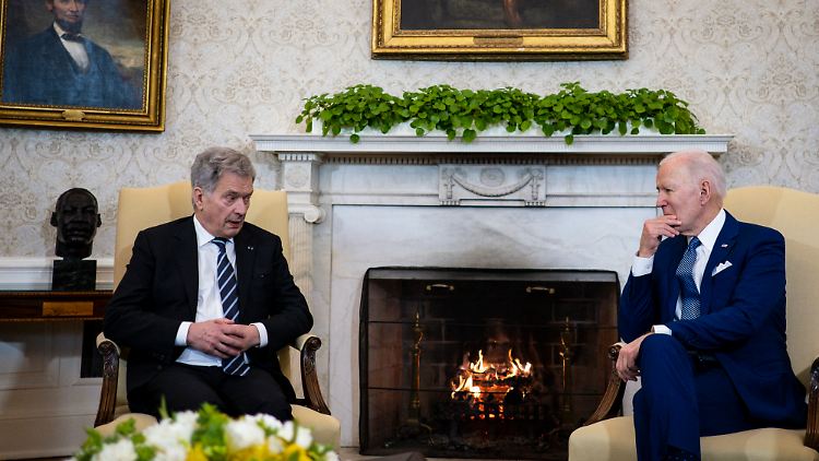 Präsident der USA, Joe Biden, beim Treffen mit dem finnischen Amtskollegen, Sauli Niinistö im Oval Office.