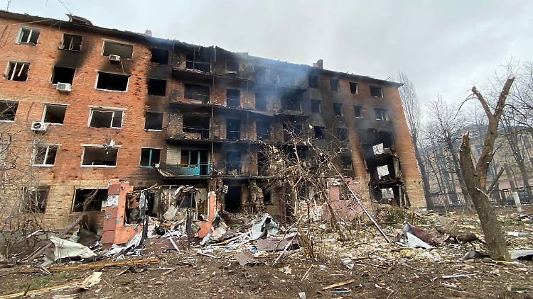 Derzeit scheint das russische Militär seine Raketen einfach auf irgendwelche Ziele in der Ukraine abzufeuern, zum Beispiel auf dieses frühere Hostel bei Kiew.