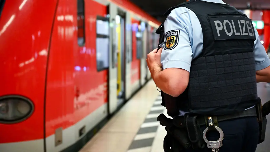 In-Muenchen-ist-ein-Mann-von-einer-S-Bahn-mitgeschleift-worden-Jetzt-sucht-die-Polizei-nach-ihm