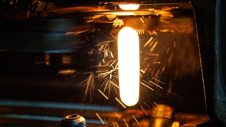 Mehrere Flakons werden in den Produktionshallen der Firma Heinz Glas im bayerischen Kleintettau über ein Förderband transportiert.