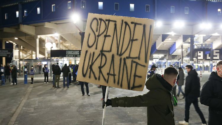 Vor dem Bundesliga-Spiel Arminia Bielefeld gegen FC Augsburg in der Schüco-Arena werden auch Spenden für die Ukraine gesammelt.
