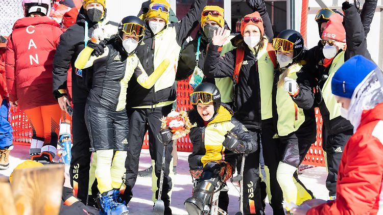 Anna-Lena Forster (m.) aus Deutschland jubelt über Platz 2 beim Para Ski Alpin in der Kategorie sitzend.