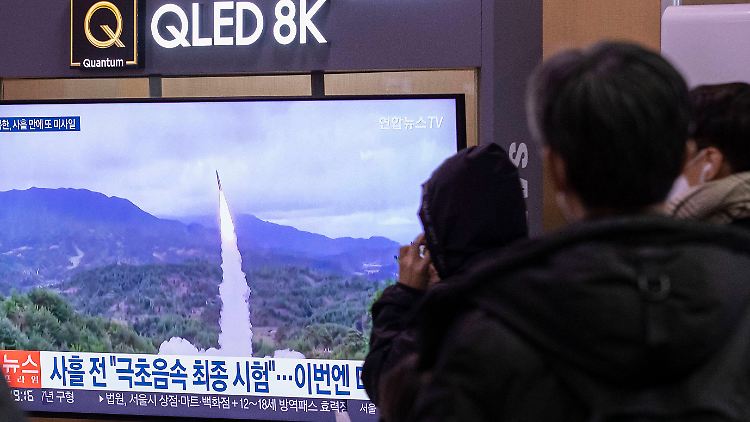 Menschen in Südkorea verfolgen Mitte Januar einen nordkoreanischen Waffentest.