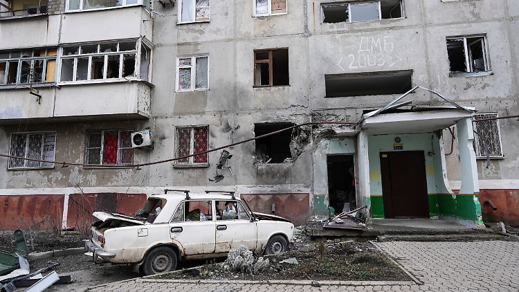 Wolodymyr Selenskyj warnt, dass Raketenangriffe Russlands (wie hier in Mariupol) auch bald auf NATO-Gebiet stattfinden könnten.