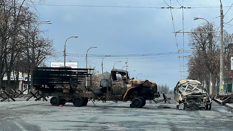 Ein ausgebrannter Lkw steht auf Zufahrtsstraße nach Kiew.