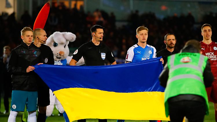 Beim Spiel gegen Peterborough war Zinchenko (l.) noch Kapitän von City. 