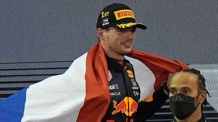 Verstappen und Hamilton nach dem WM-Finale 2021.