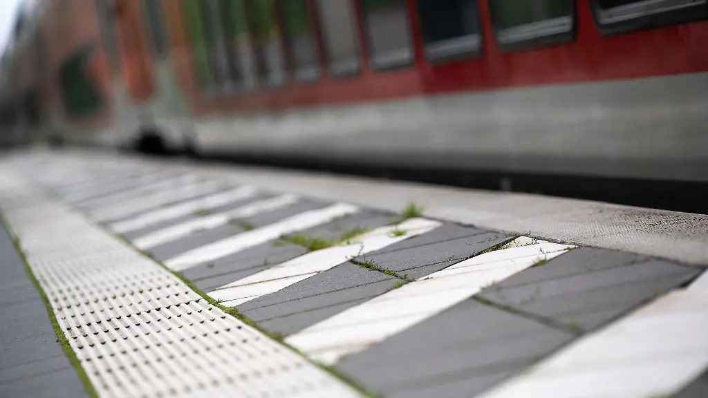 Am-Bahnhof-Konz-Mitte-ist-eine-Frau-aus-einem-Zug-geschubst-worden