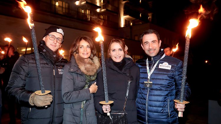 Gerit Kling mit Ehemann Wolfram Becker und Anja Kling mit Ehemann Oliver Haas beim Fackellauf zum Strand im Rahmen des Baltic Lights Opening Events in Heringsdorf.