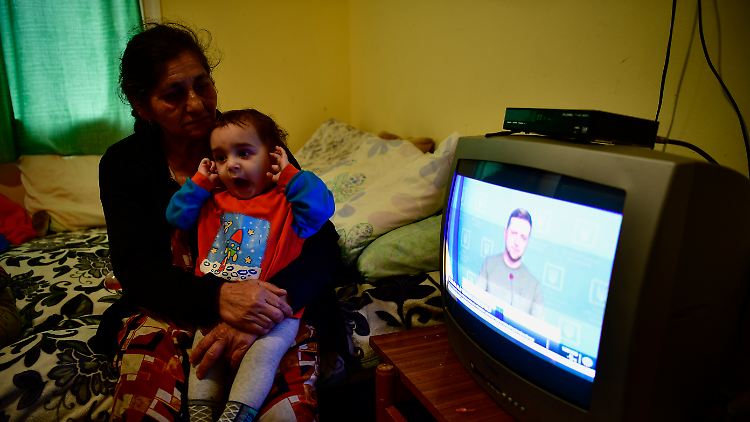 "Ich bin sicher, wir werden bald sagen können: Kommt zurück!", verspricht Selenskyj den Flüchtlingen, wie dieser Ukrainerin in Ungarn. 