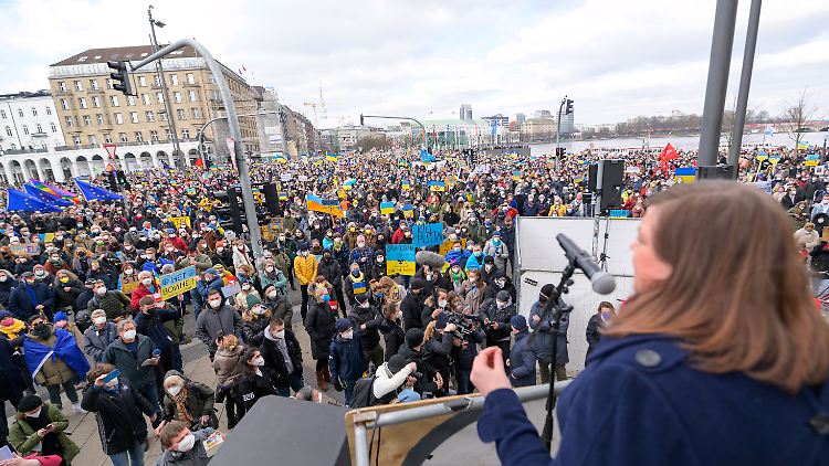 Hamburgs Zweite Bürgermeisterin Katharina Fegebank spricht auf der Demonstration, zu der ein breites Bündnis aufgerufen hatte.