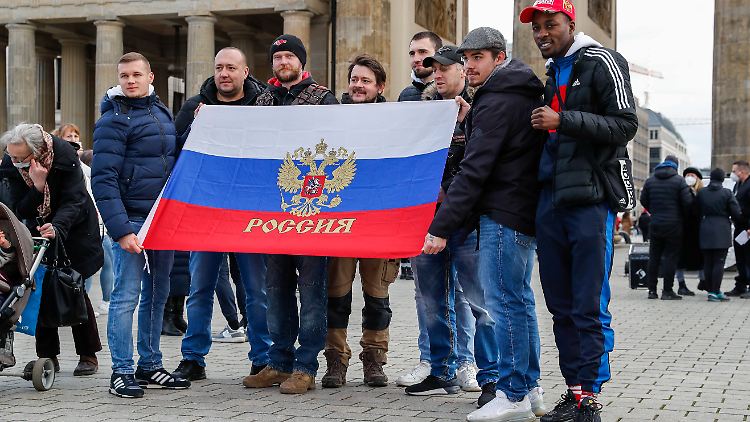 Wenig Unterstützung: eine sehr kleine, aber ungestörte pro-russische Demonstration vor dem Brandenburger Tor in Berlin.