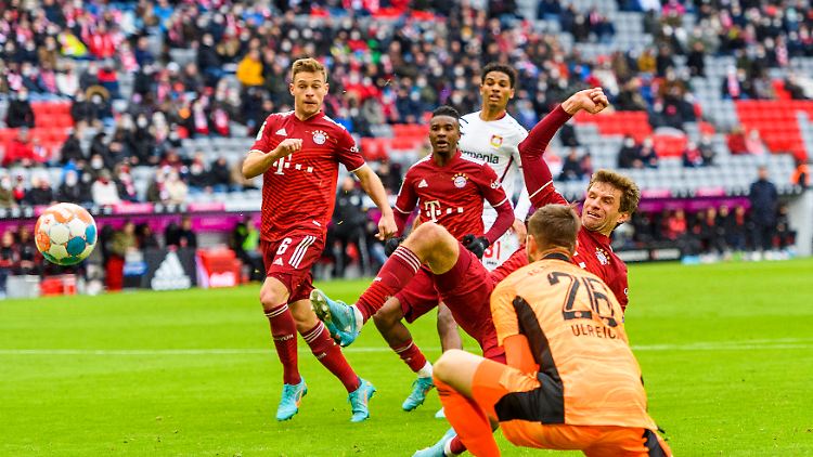 Thomas Müller kümmert sich persönlich um den "Höhepunkt" des Spiels.