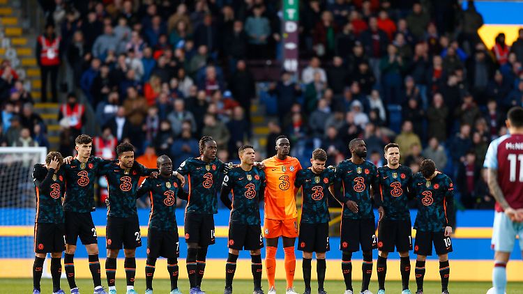 Die Chelsea-Spieler schwiegen, die Fans skandierten den Namen Abramowitsch. 