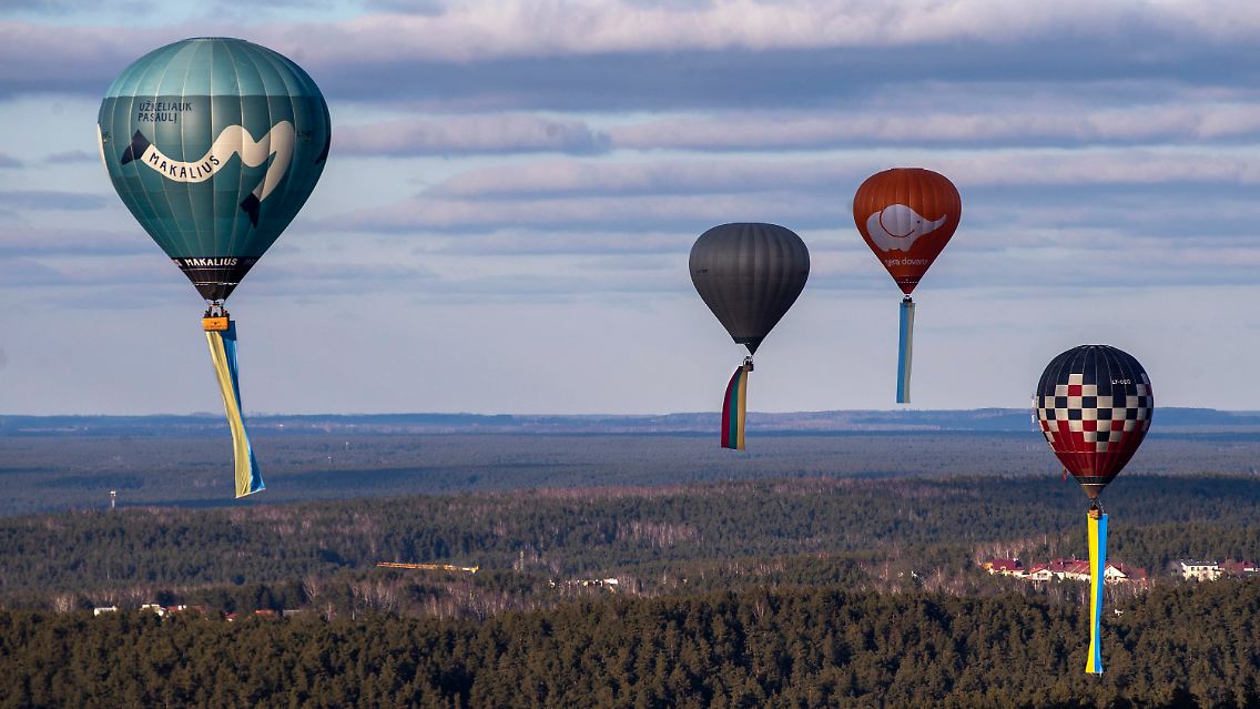 An den Heißluftballons waren lange Fahnen in den ukrainischen Farben angebracht.