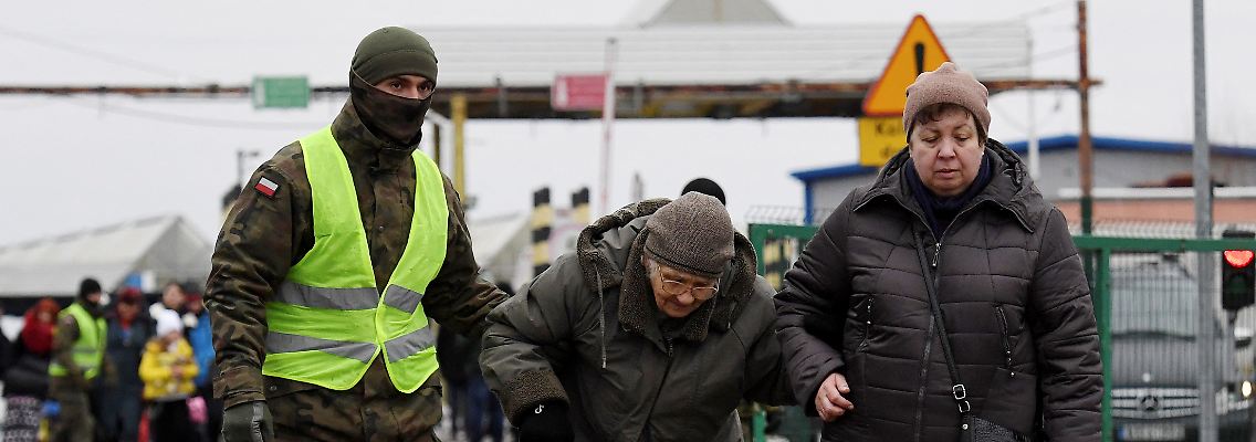 2022-03-05T193721Z_1079743473_RC2JWS90P97Q_RTRMADP_3_UKRAINE-CRISIS-BORDER-POLAND.JPG