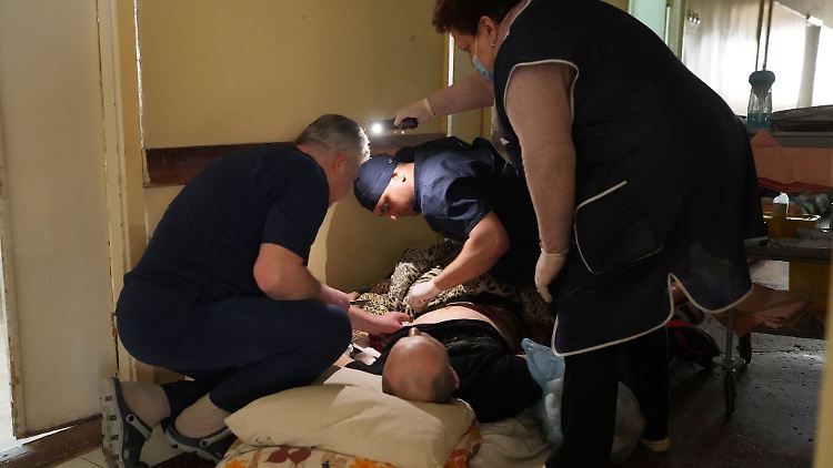 Seit fünf Tagen hat Mariupol nach Angaben des Bürgermeisters keinen Strom mehr - das erschwert auch die Versorgung der vielen Verletzten.