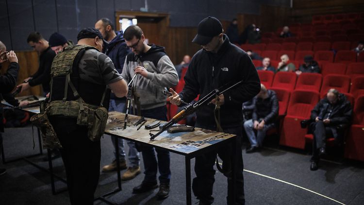 Zivilisten lernen in einem Kino in Lwiw, wie man ein Gewehr bedient.