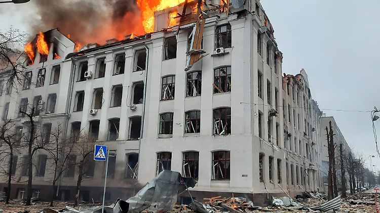 In der Ukraine sind mittlerweile enorm viel zivile Ziele - hier die Universität in Charkiw - durch das russische Militär beschossen worden.