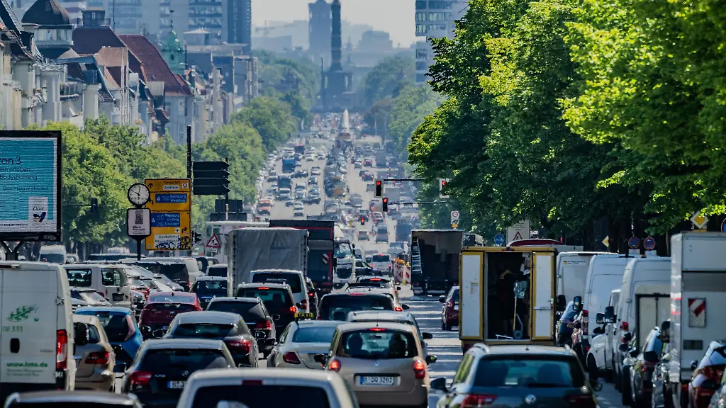Autos-Lastwagen-und-Lieferfahrzeuge-fahren-auf-dem-Kaiserdamm-in-der-Hauptstadt-stadteinwaerts