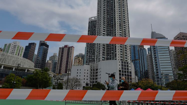 Menschen verlassen ein Testzentrum in Hongkong, nachdem sie auf das Coronavirus getestet wurden.