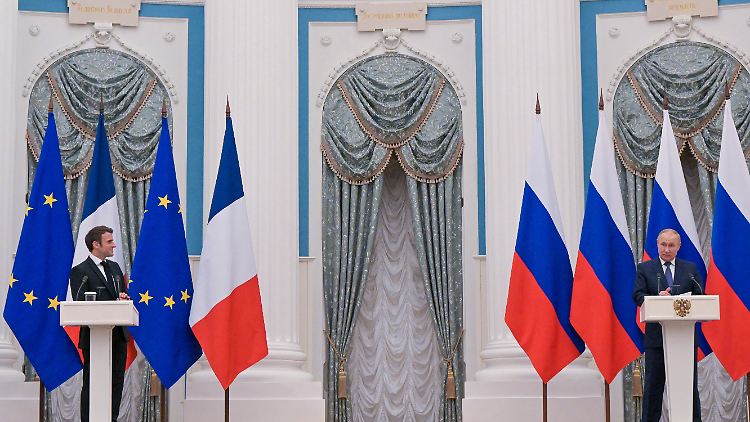 Keine Annäherung: Bei ihrem letzten Treffen war Putin auf große Distanz zu Macron gegangen - wie auch zu anderen Besuchern. 