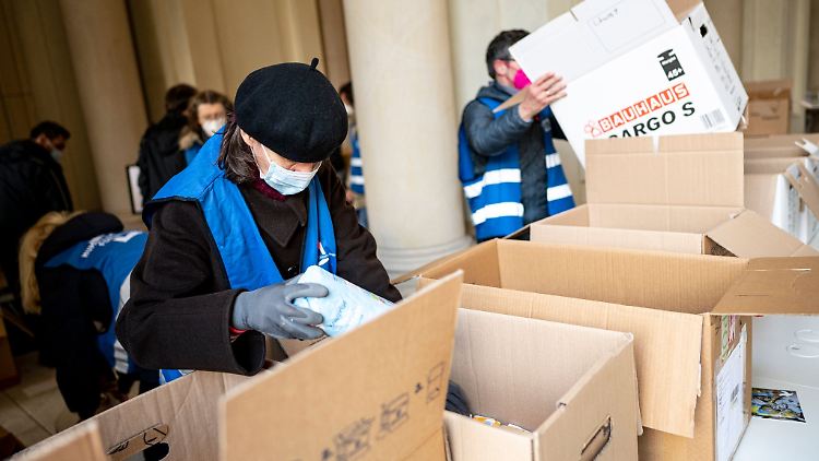 Die Hilfsbereitschaft ist groß: Freiwillige Helfer packen am Berliner Humboldt Forum Hilfsgüter in Kisten.