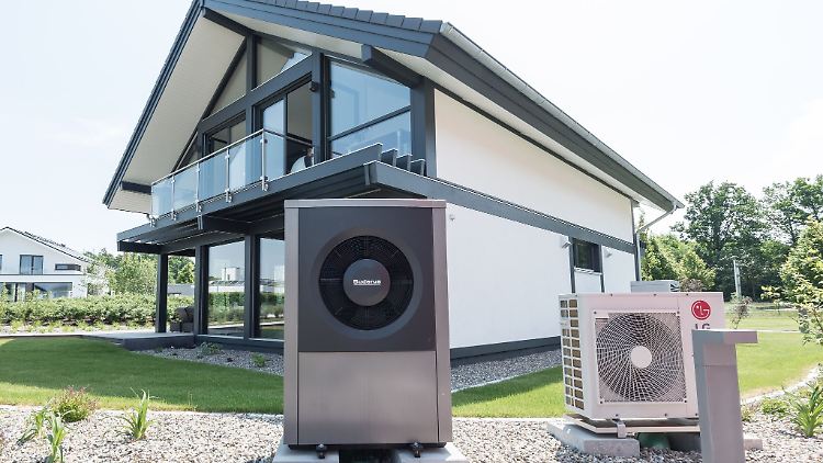 Geht man von einem Preis von rund 20.000 Euro inklusive staatlicher Förderung aus, könnte sich der Umstieg auf eine effiziente Wärmepumpe bei den aktuellen Preisen innerhalb von 10 Jahren amortisieren.