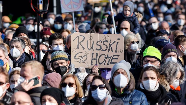 Das Schild meint vermutlich das russische Militär in der Ukraine - und nicht die Russen in Deutschland.