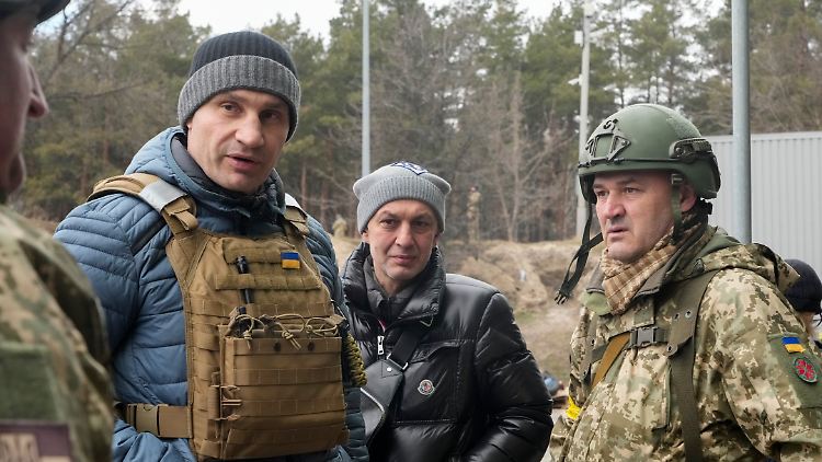 Vitali Klitschko beim Besuch eines Kontrollpunkts in der ukrainischen Hauptstadt.