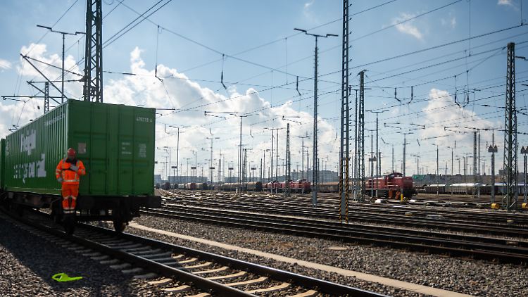 Die Bahn wird nach eigenen Angaben tonnenweise Hilfsgüter in die Ukraine liefern.