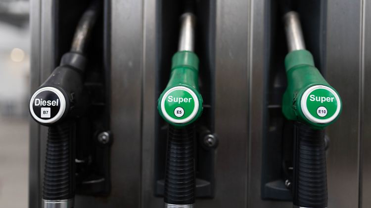 Der Dieselpreis wird vor allem wegen der Sorge um die künftige Verfügbarkeit hochgetrieben.