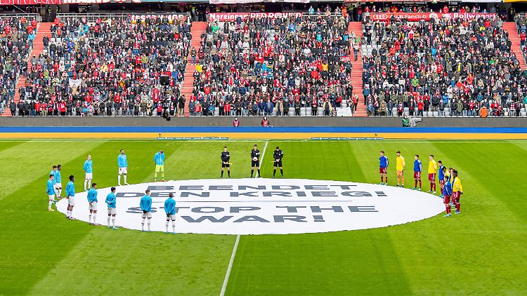 Auch in der Allianz Arena gab es einen Appell gegen den Krieg.
