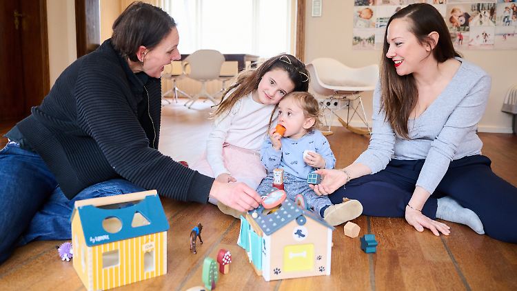 Doula Denise Wilk (l.) hat alle drei Entbindungen von Nina Landes begleitet. Hier spielen sie mit der achtjährigen Vicky und dem einjährigen Maximilian.