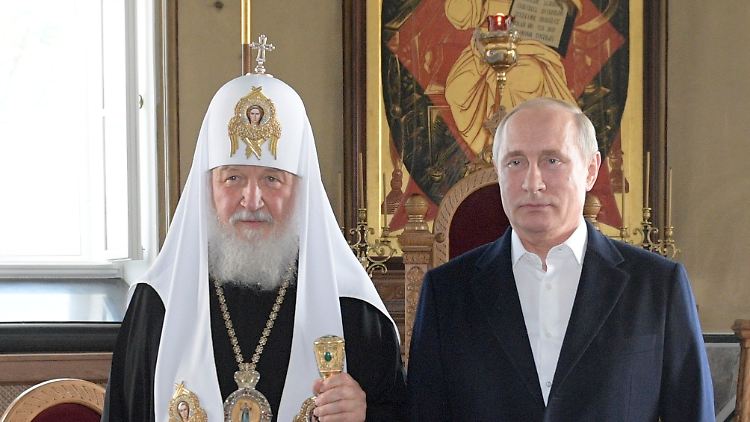 Putin nutzt die Orthodoxe Kirche zur religiösen Untermauerung seiner Macht - hier 2018 mit Kyrill I.