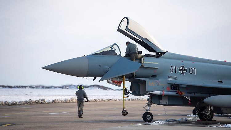 Ein Eurofighter der Bundeswehr wird auf einen Einsatz vorbereitet.