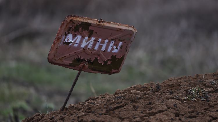 Ein Schild in der Nähe der Stadt Mariupol warnt vor Minen.