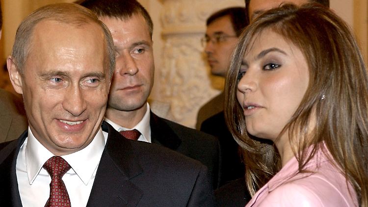 Wladimir Putin und seine mutmaßliche Lebensgefährtin Alina Kabajewa im Jahr 2004. 