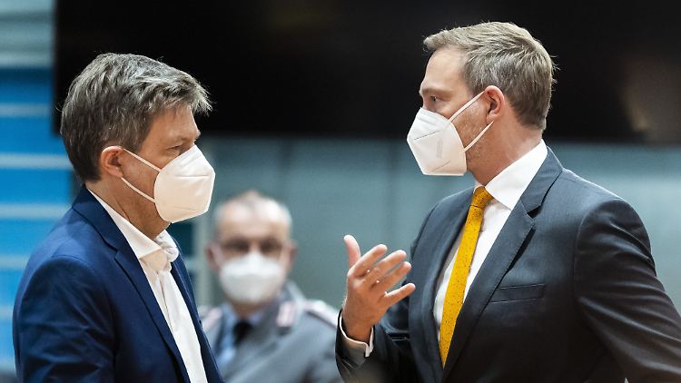 Die Hilferufe der Wirtschaft haben bei Wirtschaftsminister Robert Habeck und Finanzminister Christian Lindner (v.l.) offenbar Gehör gefunden.