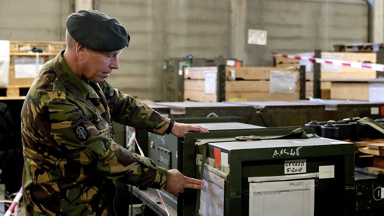 Ein Soldat stellt in den Niederlanden Material für die Lieferung in die Ukraine zusammen.