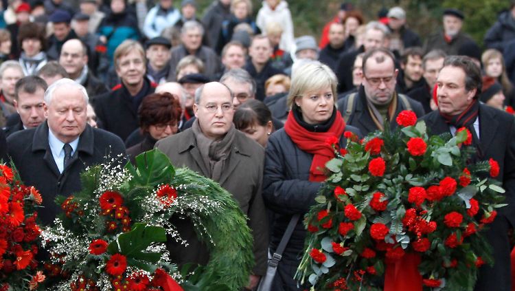 Die Führungsriege der Linken vor den Gräbern Luxemburgs und Liebknechts (Von rechts: Klaus Ernst, Gesine Lötzsch, Gregor Gysi, Oskar Lafontaine).