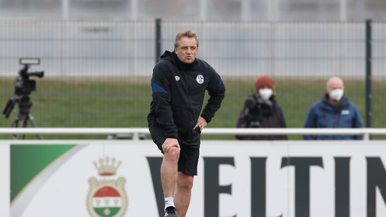 "Er lebt Schalke und Gelsenkirchen 24 Stunden am Tag", sagt Sportdirektor Schröder über Büskens.