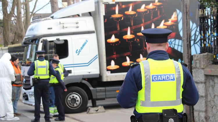 Während in Paris ein Brandsatz geworfen wurde, durchbrach in Dublin ein Lastwagen ein Botschaftstor.