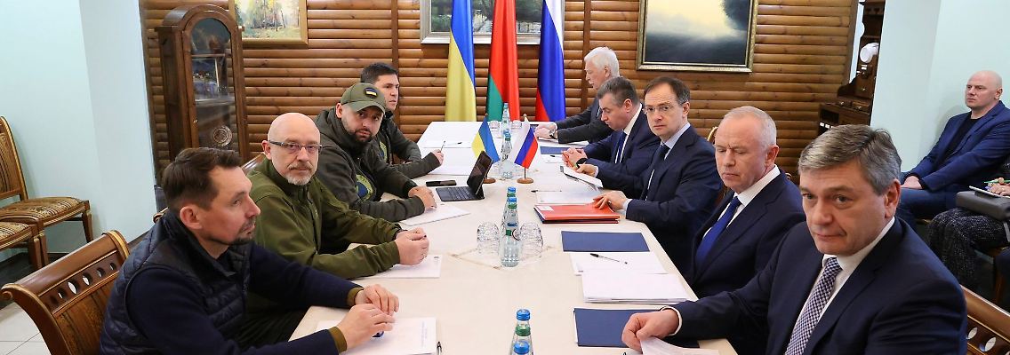 Das von der belarussischen Staatsagentur BelTA verbreitete Bild zeigt ukrainische und russische Vertreter, die an der dritten Gesprächsrunde in Brest, Belarus, teilnehmen.