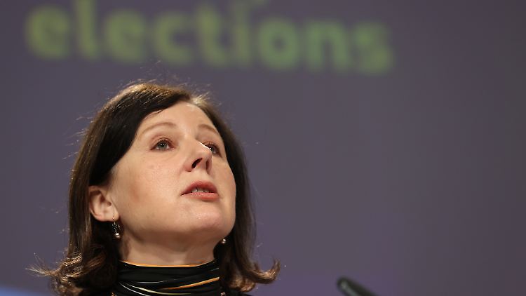 EU-Kommissarin Vera Jourova betont, wie wichtig die Diskussion über das Schützen von Journalisten in Kriegsgebieten sei.